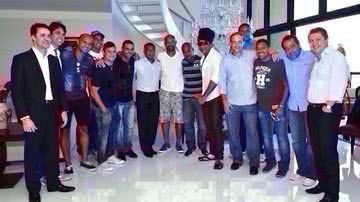 Imagem Romário, Tiririca, Brown e outros se reúnem para almoço