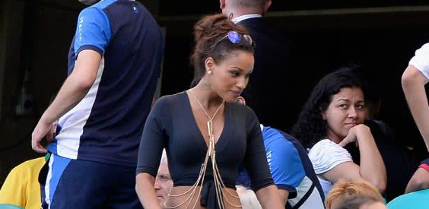 Imagem Namorada de Balotelli mostra sua sensualidade com decote profundo