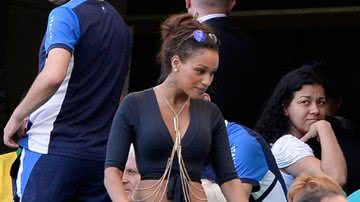 Imagem Namorada de Balotelli mostra sua sensualidade com decote profundo