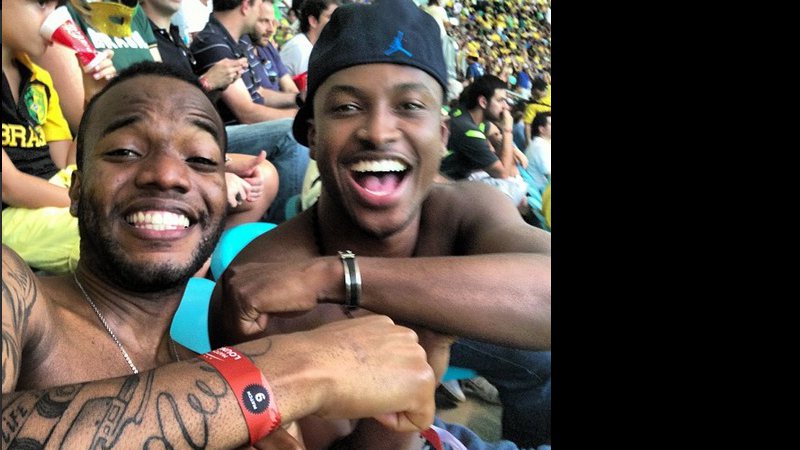 Imagem Thiaguinho comemora gol de Neymar com coreografia na Fonte Nova