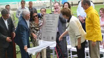 Imagem Dilma recebe flor de funcionária da Arena Fonte Nova