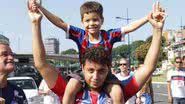 Imagem  De pai para filho: pequeno Gabriel curte de perto o clássico BAVI