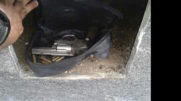Imagem Polícia prende assaltante que escondia arma em cemitério