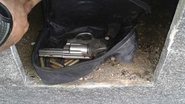 Imagem Polícia prende assaltante que escondia arma em cemitério