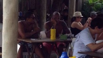 Imagem Enquanto Bahia segue concentrado, Souza é flagrado em bar