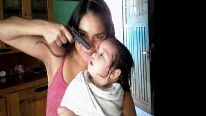 Imagem Foto de mulher apontando arma para bebê gera revolta no Facebook