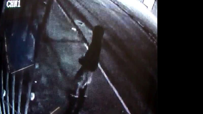 Imagem Bandido invade salão de beleza, tranca vítimas e foge com a chave