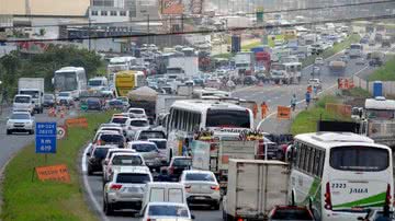 Imagem Cratera na BR-324: pistas são liberadas nesta terça (24)