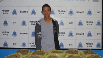 Imagem Homem é flagrado com 10 kg de maconha em rodoviária