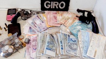 Imagem PM prende homens com R$ 13 mil, armas e moto roubada