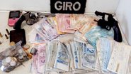 Imagem PM prende homens com R$ 13 mil, armas e moto roubada
