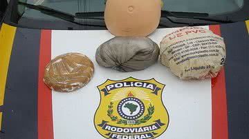 Imagem Polícia encontra mais de 4 kg de drogas com falsa grávida