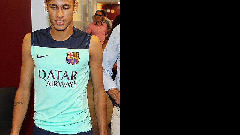 Imagem Neymar passa a noite em Barcelona e vai perder treinos da seleção nesta terça