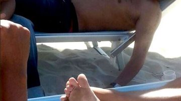 Imagem Com futuro incerto, Adriano é flagrado dormindo de calça na praia