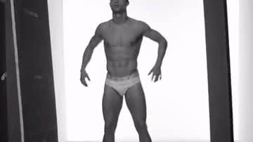 Imagem Cristiano Ronaldo posa só de cueca para campanha. Veja vídeo