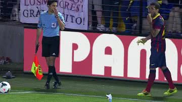 Imagem  Racista que jogou banana em Daniel Alves recebe apoio na Espanha