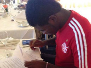 Imagem Feijão assina com o Flamengo após ser aprovado nos exames médicos