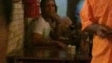 Imagem Cortado de jogo, Marcelo Lomba relaxa no bar
