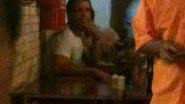 Imagem Cortado de jogo, Marcelo Lomba relaxa no bar