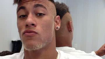 Imagem Neymar posta foto com a barba e cabelo loiro