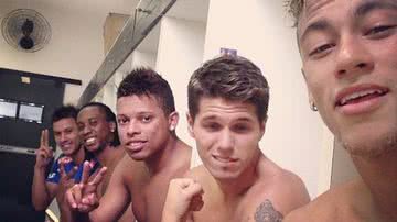 Imagem Neymar posta foto do elenco santista após treino