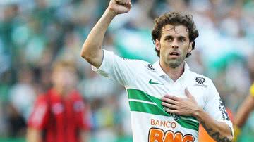Imagem Fim da novela: Bahia anuncia contratação do meia Lincoln