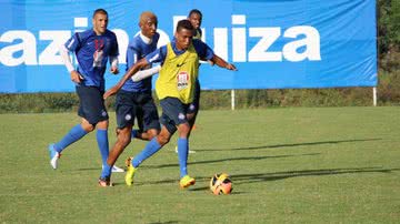 Imagem Com jovem lateral da base, Bahia treina de olho no Inter