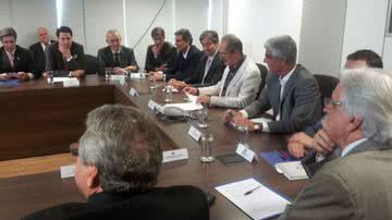 Imagem Fernando Schmidt visita presidente da Caixa em busca de patrocínio