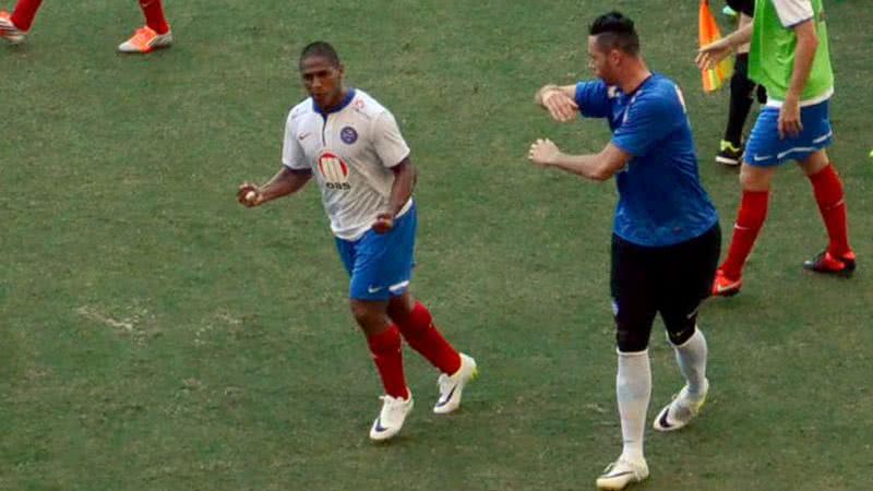 Imagem Uéliton chora de emoção após triunfo do Bahia e dispara: Esqueça o Vitória