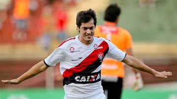 Imagem Vitória inicia conversas para renovar contrato de Cáceres