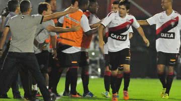 Imagem Vitória sai na frente, leva virada, mas arranca empate com Inter