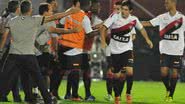 Imagem Vitória sai na frente, leva virada, mas arranca empate com Inter