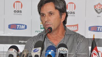 Imagem Caio Júnior cobra contratações a diretoria do Vitória