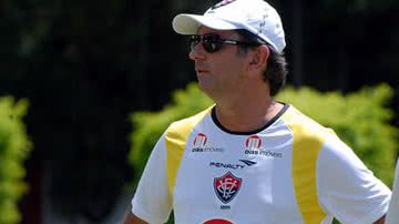 Imagem Caio Jr. explica opção por Gabriel Paulista na lateral-direita