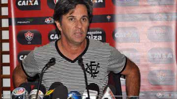 Imagem Caio Jr confirma Daniel e comenta sobre gols de falta dos adversários