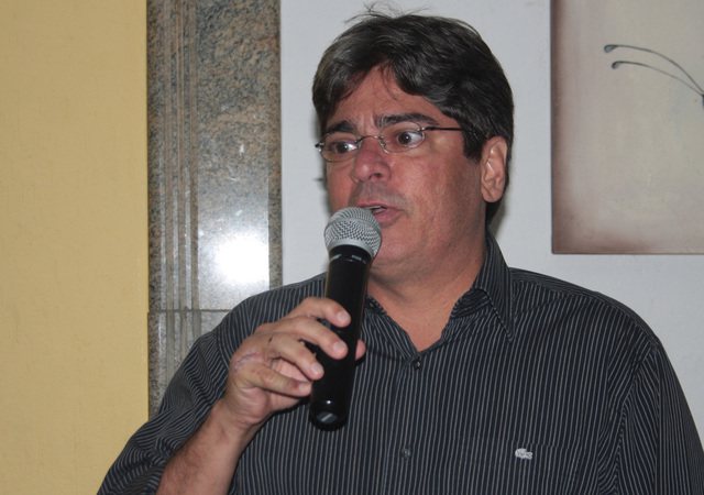 Imagem Carlos Falcão confirma negociação do Vitória com a Caixa 