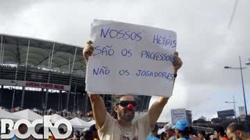Imagem Direto da Arena, torcedor protesta e levanta bandeira pela educação
