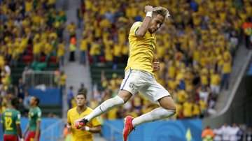Imagem Brasil goleia Camarões e pega o Chile nas oitavas-de-final da Copa do Mundo