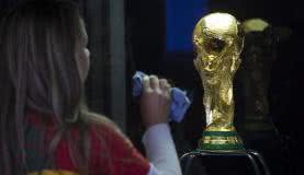 Imagem Exposição da taça da Copa é reaberta depois de suspensão por causa de protesto