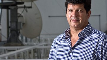 Imagem Repórter da FoxSports entrevista diretor da concorrente como torcedor comum