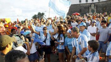 Imagem Torcedores argentinos na Fan Fest comemoram classificação em final da Copa