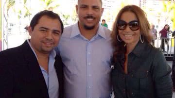Imagem Solange Almeida e Xand posam com Ronaldo Fenômeno em lançamento da Copa