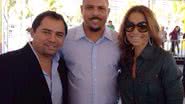 Imagem Solange Almeida e Xand posam com Ronaldo Fenômeno em lançamento da Copa