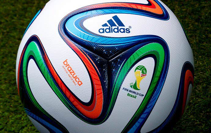 Imagem Trabalhadores que costuram bola da Copa têm salário de R$ 220 no Paquistão