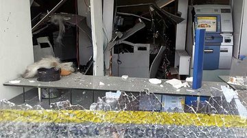 Imagem Bandidos explodem caixas eletrônicos em Camaçari