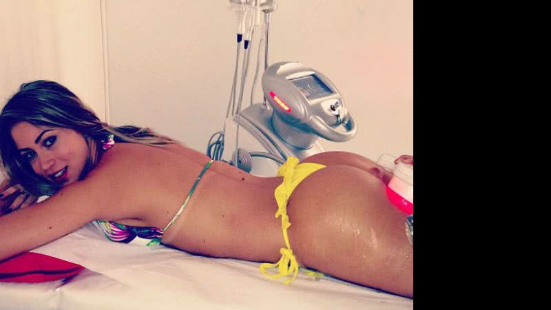 Imagem Com bumbum em dia: Carol Narizinho posa em foto cuidando da beleza