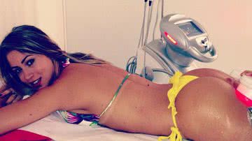 Imagem Com bumbum em dia: Carol Narizinho posa em foto cuidando da beleza