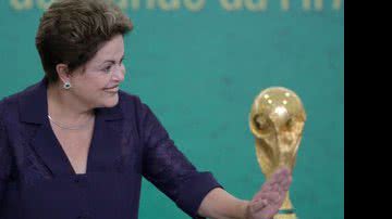 Imagem Vaiada na abertura, Dilma entregará taça ao campeão no Maracanã