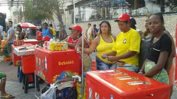 Imagem Fan Fest: local ainda está vazio. Trio, segurança e ambulante aguardam torcida