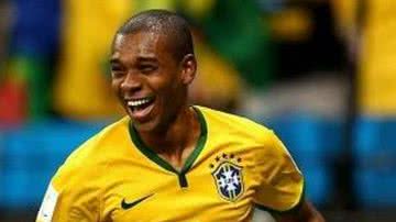 Imagem Felipão realiza treino com Fernandinho no lugar de Paulinho